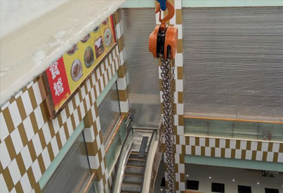 Hand hoist is used to lift heavy objects in shopping malls